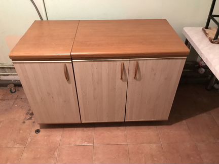 Кухонный стол и шкаф