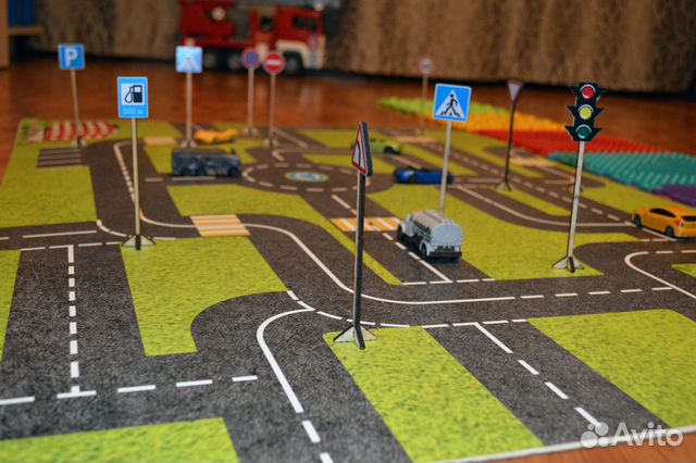 Игровой набор (дорога с дорожными знаками)