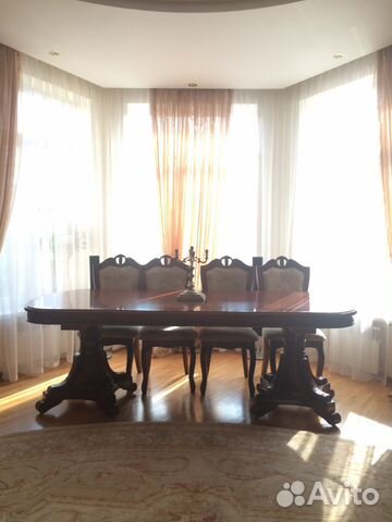 Большой обеденный стол