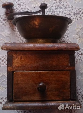 Старинная ручная кофемолка Старинная ручная кофемолка