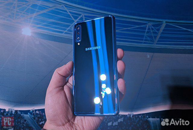 SAMSUNG Galaxy A7 2018 Новый (черный/синий) 4/64Гб