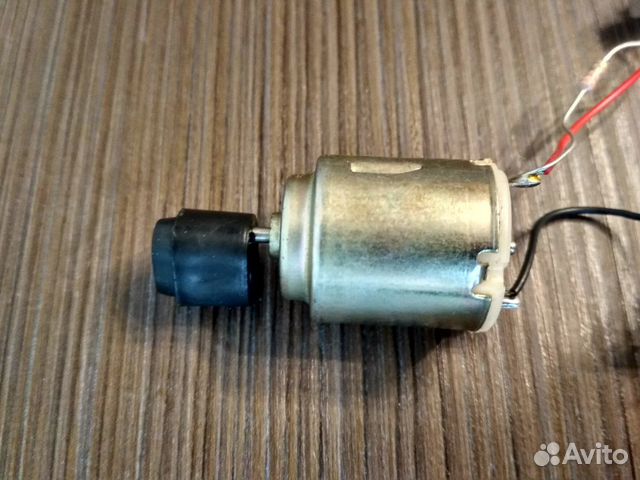 Моторчик с переключателем и с клемами для батареек
