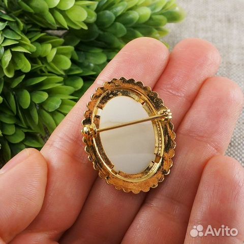 Брошь Камея Дама кремовая gold, винтажное стекло Брошь Камея Дама кремовая gold, винтажное стекло