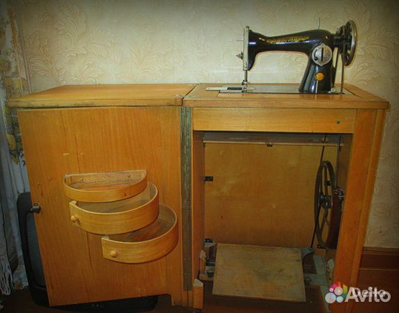 Symaskin Podolsk med bord
