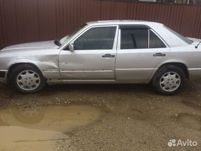 Mercedes-Benz W124 2.2 МТ, 1993, битый, 296 000 км Mercedes-Benz W124 2.2 МТ, 1993, битый, 296 000 км