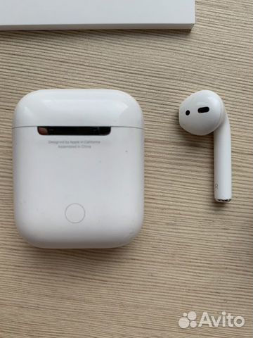 Кейс и правый наушник Airpods
