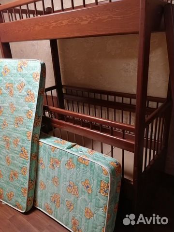 Кровать из натурального дерева