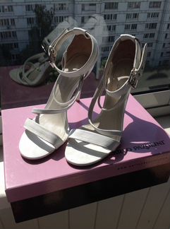 Белые босоножки 