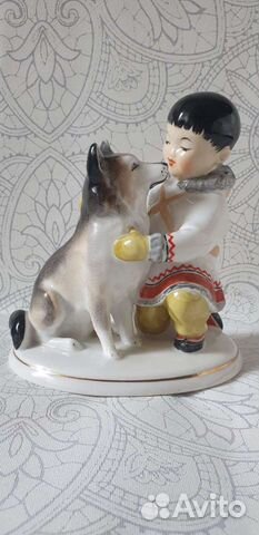 Фарфоровая статуэтка 'Мальчик-якут с собакой' (Дру