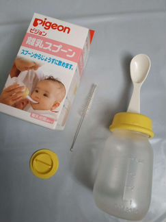 Бутылочка Pigeon с ложечкой для кормления с подарк