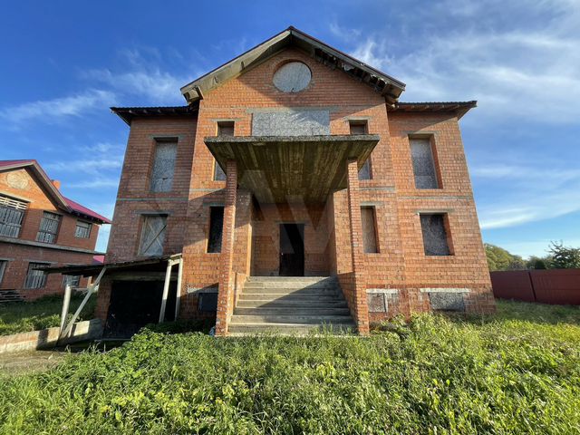 Дом 927 м² на участке 18 сот.