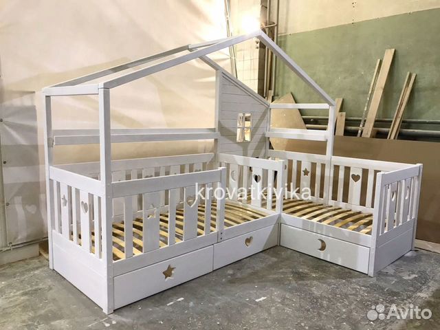 Одноярусная детская угловая кровать домик