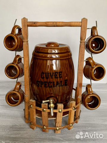 Бочонок с рюмками на подставке