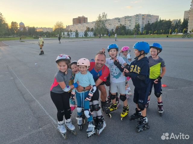 Инструктор тренер по роликам, спорт в парке