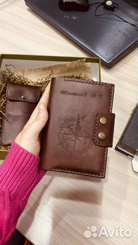 Портмоне и очечник из кожи с гравировкой на заказ