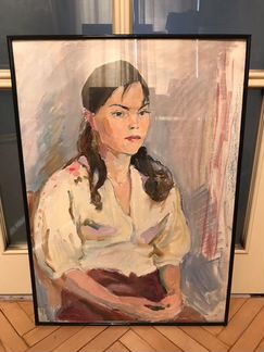 Девушка в белой кофте