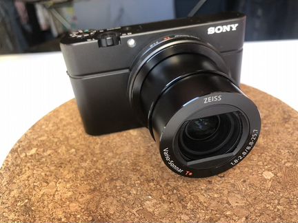 Фотоаппарат Sony DSC-RX100M3