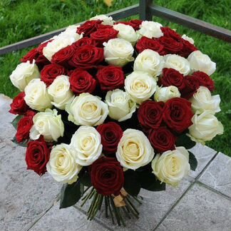 Цветы Pозы белые и красные 41 шт Микс в букетe