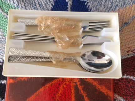 Набор столовых приборов-ложки,вилки,ножи