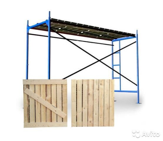 Дощатый настил подмостей собирают из досок толщиной