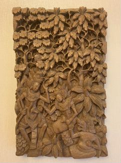 Резное панно из дерева