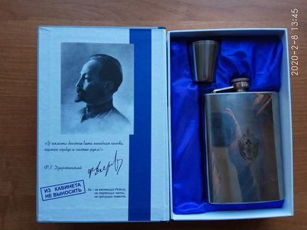 Фляжка в шуточной упаковке в виде книги