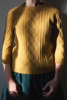 Свитер с вязкой косами р XS-S