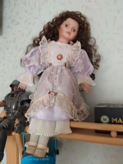 Кукла фарфоровая, стоит давно