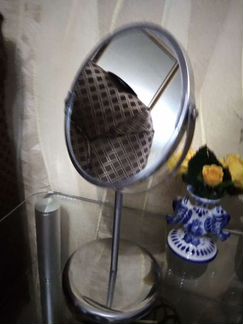 Зеркало в металлической рамке