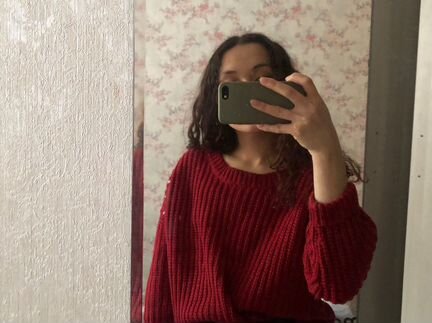 Красный оверсайз свитер женский