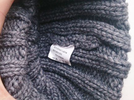 Шапка новая серая с помпоном натур. Мех