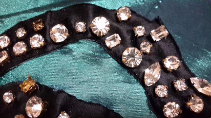 Кристаллы сваровски в цапах разные пришивные светл