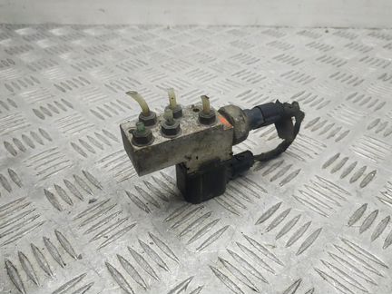 Блок клапанов пневмоподвески на Mercedes-Benz E-Кл