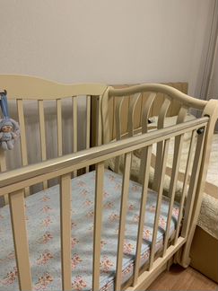 Детская кроватка с матрасом, маятником и ящиком