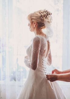 Свадебное платье с фатой цвета айвори