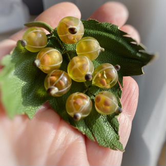 Брошь из стекла и кожи