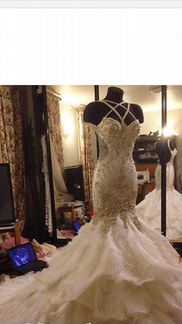 Свадебное белое платье с перьями страуса