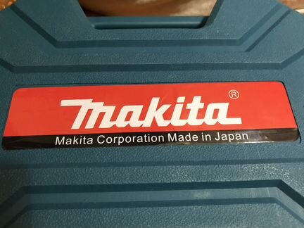 Шуруповерт Makita c набором бит