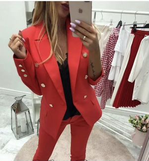 Красный брючный костюм