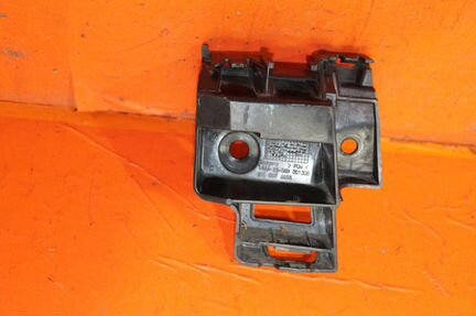 Крепление бампера заднее левое Volkswagen Golf 6