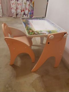 Стол со стулом и доской для меля