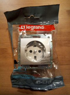 Розетки и рамки Legrand Valena остались