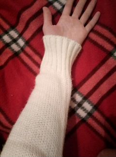 Белый свитер