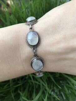 Серебряный браслет с лунным камнем