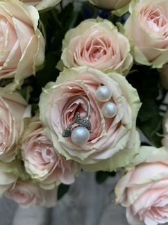 Серебрянные сережки и кольцо с жемчугом