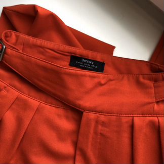 Красные брюки bershka