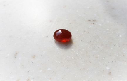 Крупный природный гранат спессартин. Кабошон