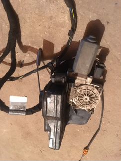 Бмв Е65 задний правый замок с доводчиком