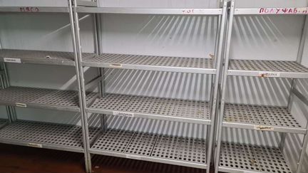 Алюминиевые стеллажи с пластиковыми полками