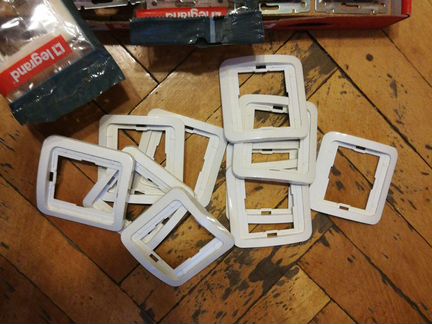 Розетки встраиваемые Legrand